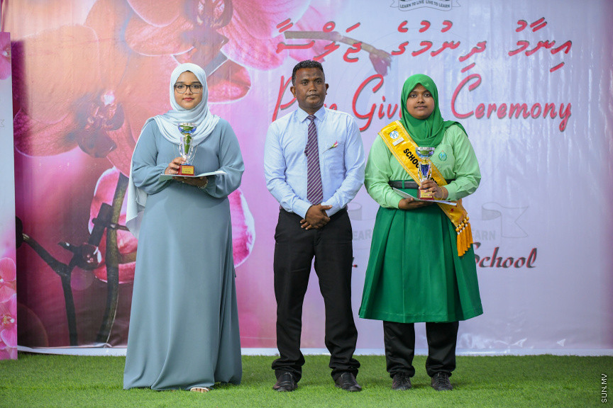 ދ އަތޮޅު މަދަރުސާގެ އަހަރީ އިނާމު ދިނުމުގެ ޖަލްސާގެ ތެރެއިން -- ސަން ފޮޓޯ/ މުޙައްމަދު ހައްޔާން