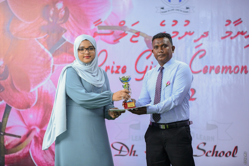 ދ އަތޮޅު މަދަރުސާގެ އަހަރީ އިނާމު ދިނުމުގެ ޖަލްސާގެ ތެރެއިން -- ސަން ފޮޓޯ/ މުޙައްމަދު ހައްޔާން