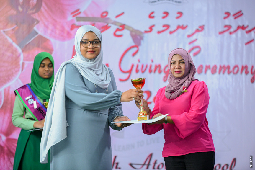 ދ އަތޮޅު މަދަރުސާގެ އަހަރީ އިނާމު ދިނުމުގެ ޖަލްސާގެ ތެރެއިން -- ސަން ފޮޓޯ/ މުޙައްމަދު ހައްޔާން