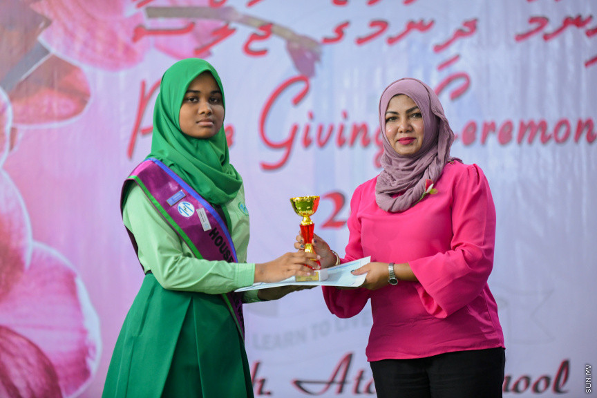 ދ އަތޮޅު މަދަރުސާގެ އަހަރީ އިނާމު ދިނުމުގެ ޖަލްސާގެ ތެރެއިން -- ސަން ފޮޓޯ/ މުޙައްމަދު ހައްޔާން