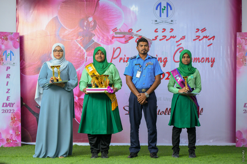 ދ އަތޮޅު މަދަރުސާގެ އަހަރީ އިނާމު ދިނުމުގެ ޖަލްސާގެ ތެރެއިން -- ސަން ފޮޓޯ/ މުޙައްމަދު ހައްޔާން