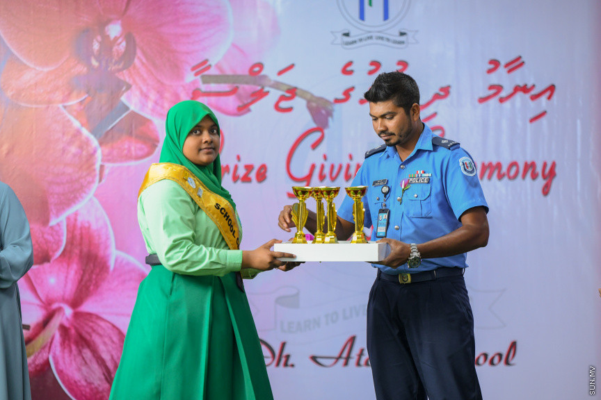 ދ އަތޮޅު މަދަރުސާގެ އަހަރީ އިނާމު ދިނުމުގެ ޖަލްސާގެ ތެރެއިން -- ސަން ފޮޓޯ/ މުޙައްމަދު ހައްޔާން