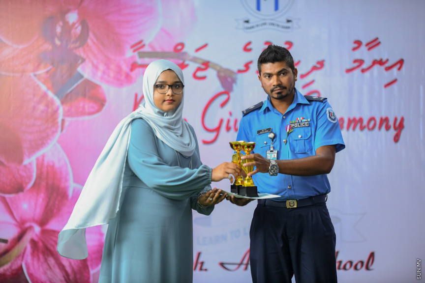 ދ އަތޮޅު މަދަރުސާގެ އަހަރީ އިނާމު ދިނުމުގެ ޖަލްސާގެ ތެރެއިން -- ސަން ފޮޓޯ/ މުޙައްމަދު ހައްޔާން