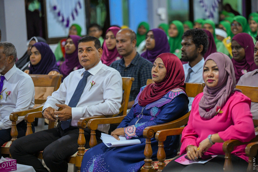 ދ އަތޮޅު މަދަރުސާގެ އަހަރީ އިނާމު ދިނުމުގެ ޖަލްސާގެ ތެރެއިން -- ސަން ފޮޓޯ/ މުޙައްމަދު ހައްޔާން