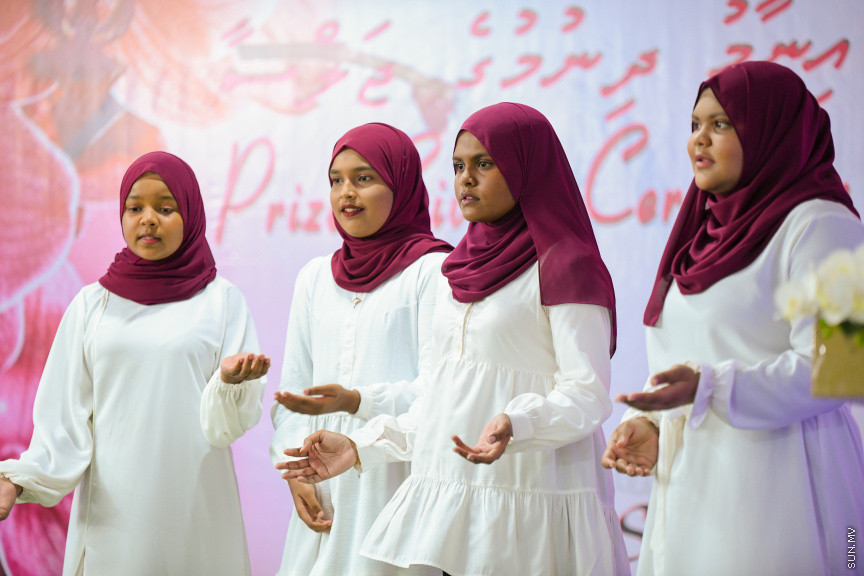 ދ އަތޮޅު މަދަރުސާގެ އަހަރީ އިނާމު ދިނުމުގެ ޖަލްސާގެ ތެރެއިން -- ސަން ފޮޓޯ/ މުޙައްމަދު ހައްޔާން