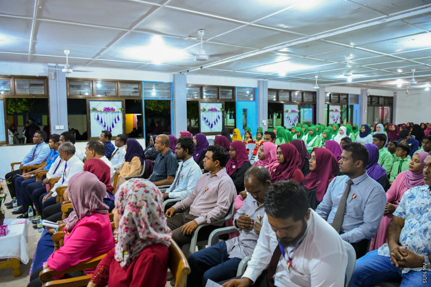 ދ އަތޮޅު މަދަރުސާގެ އަހަރީ އިނާމު ދިނުމުގެ ޖަލްސާގެ ތެރެއިން -- ސަން ފޮޓޯ/ މުޙައްމަދު ހައްޔާން