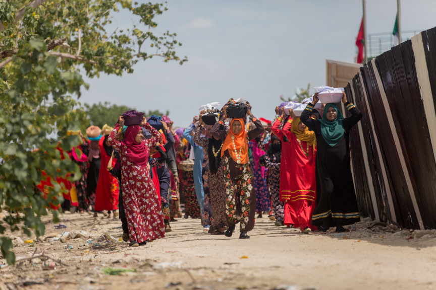 ފީއަލީ އީދު އުފާގެ ތެރެއިން، މެންދުރުގެ ޖާފަތް ހަރުގެ އަށް ގެންދަނީ: މި ޖާފަތުގައި ރަށުގެ ހުރިހާ ގެއަކުން ވަނީ ބައިވެރިވެ، ޖުމްލަ 25 ކޭން ނެރެފައި --- ސަން ފޮޓޯ