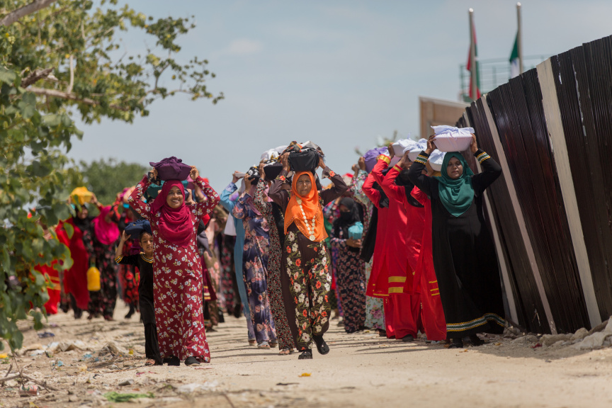 ފީއަލީ އީދު އުފާގެ ތެރެއިން، މެންދުރުގެ ޖާފަތް ހަރުގެ އަށް ގެންދަނީ: މި ޖާފަތުގައި ރަށުގެ ހުރިހާ ގެއަކުން ވަނީ ބައިވެރިވެ، ޖުމްލަ 25 ކޭން ނެރެފައި --- ސަން ފޮޓޯ