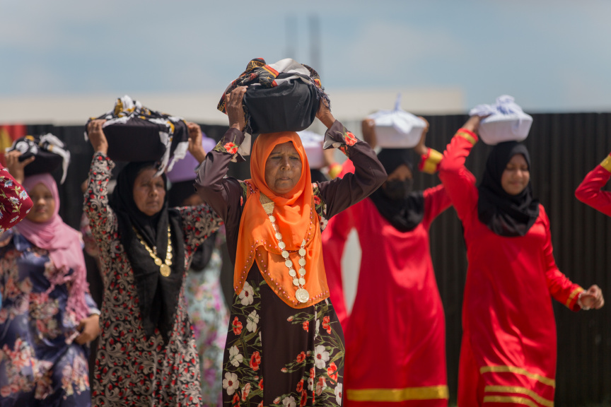 ފީއަލީ އީދު އުފާގެ ތެރެއިން، މެންދުރުގެ ޖާފަތް ހަރުގެ އަށް ގެންދަނީ: މި ޖާފަތުގައި ރަށުގެ ހުރިހާ ގެއަކުން ވަނީ ބައިވެރިވެ، ޖުމްލަ 25 ކޭން ނެރެފައި --- ސަން ފޮޓޯ