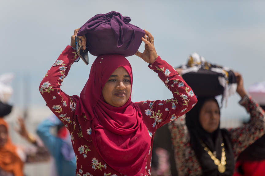 ފީއަލީ އީދު އުފާގެ ތެރެއިން، މެންދުރުގެ ޖާފަތް ހަރުގެ އަށް ގެންދަނީ: މި ޖާފަތުގައި ރަށުގެ ހުރިހާ ގެއަކުން ވަނީ ބައިވެރިވެ، ޖުމްލަ 25 ކޭން ނެރެފައި --- ސަން ފޮޓޯ