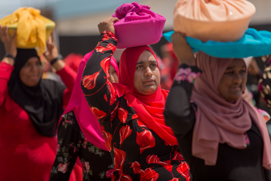 ފީއަލީ އީދު އުފާގެ ތެރެއިން، މެންދުރުގެ ޖާފަތް ހަރުގެ އަށް ގެންދަނީ: މި ޖާފަތުގައި ރަށުގެ ހުރިހާ ގެއަކުން ވަނީ ބައިވެރިވެ، ޖުމްލަ 25 ކޭން ނެރެފައި --- ސަން ފޮޓޯ