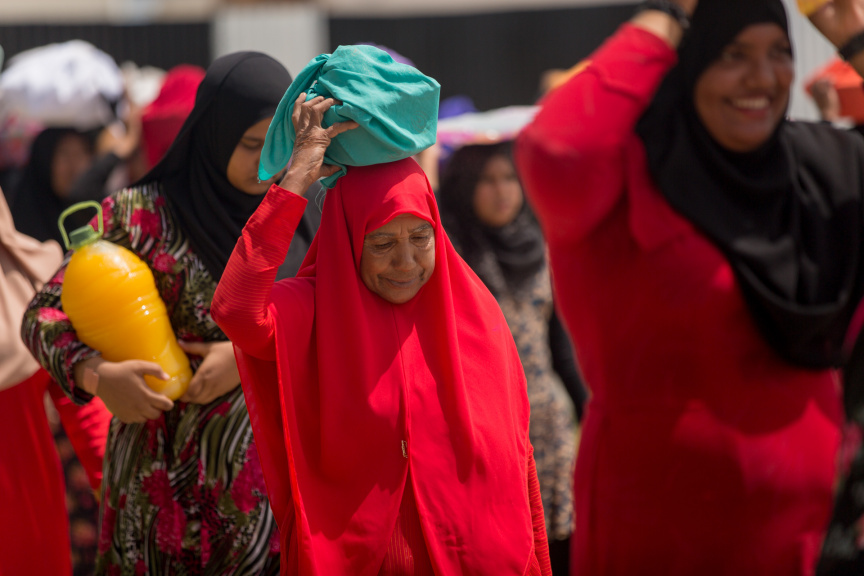 ފީއަލީ އީދު އުފާގެ ތެރެއިން، މެންދުރުގެ ޖާފަތް ހަރުގެ އަށް ގެންދަނީ: މި ޖާފަތުގައި ރަށުގެ ހުރިހާ ގެއަކުން ވަނީ ބައިވެރިވެ، ޖުމްލަ 25 ކޭން ނެރެފައި --- ސަން ފޮޓޯ