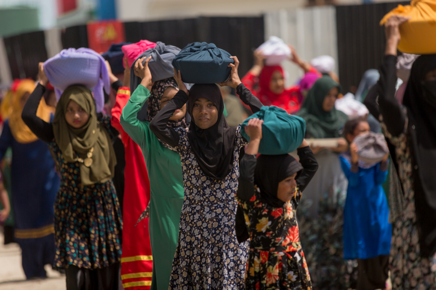 ފީއަލީ އީދު އުފާގެ ތެރެއިން، މެންދުރުގެ ޖާފަތް ހަރުގެ އަށް ގެންދަނީ: މި ޖާފަތުގައި ރަށުގެ ހުރިހާ ގެއަކުން ވަނީ ބައިވެރިވެ، ޖުމްލަ 25 ކޭން ނެރެފައި --- ސަން ފޮޓޯ