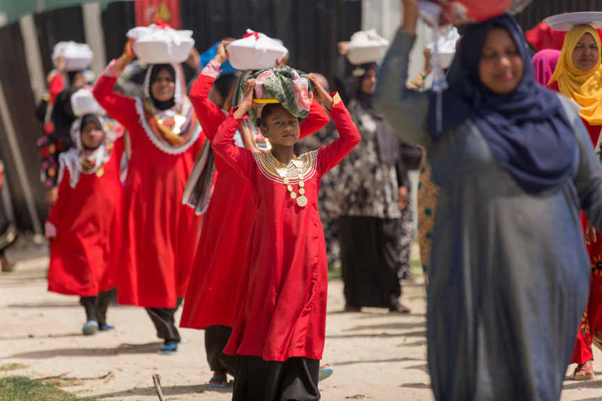 ފީއަލީ އީދު އުފާގެ ތެރެއިން، މެންދުރުގެ ޖާފަތް ހަރުގެ އަށް ގެންދަނީ: މި ޖާފަތުގައި ރަށުގެ ހުރިހާ ގެއަކުން ވަނީ ބައިވެރިވެ، ޖުމްލަ 25 ކޭން ނެރެފައި --- ސަން ފޮޓޯ