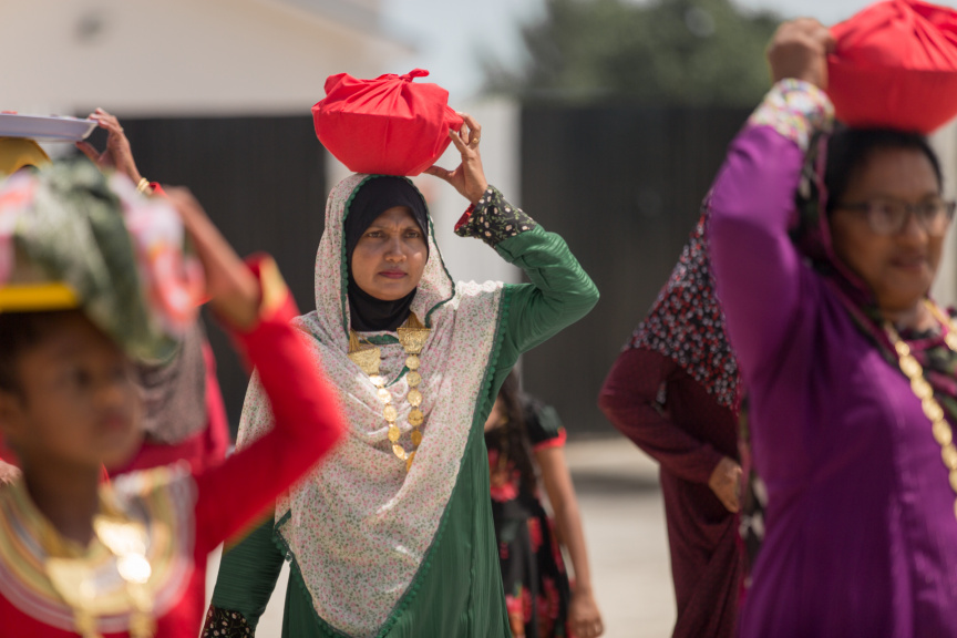 ފީއަލީ އީދު އުފާގެ ތެރެއިން، މެންދުރުގެ ޖާފަތް ހަރުގެ އަށް ގެންދަނީ: މި ޖާފަތުގައި ރަށުގެ ހުރިހާ ގެއަކުން ވަނީ ބައިވެރިވެ، ޖުމްލަ 25 ކޭން ނެރެފައި --- ސަން ފޮޓޯ