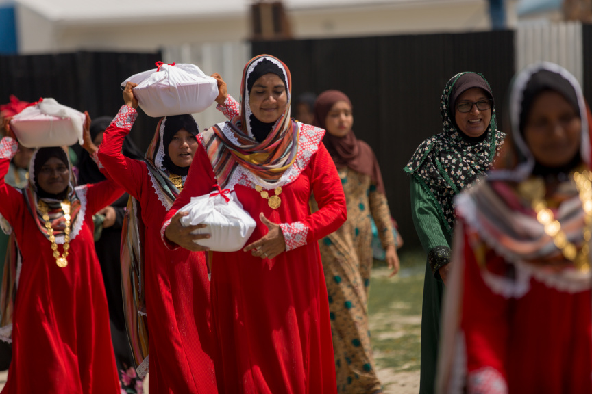 ފީއަލީ އީދު އުފާގެ ތެރެއިން، މެންދުރުގެ ޖާފަތް ހަރުގެ އަށް ގެންދަނީ: މި ޖާފަތުގައި ރަށުގެ ހުރިހާ ގެއަކުން ވަނީ ބައިވެރިވެ، ޖުމްލަ 25 ކޭން ނެރެފައި --- ސަން ފޮޓޯ