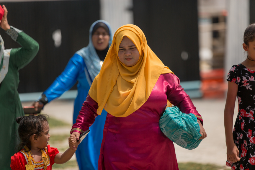 ފީއަލީ އީދު އުފާގެ ތެރެއިން، މެންދުރުގެ ޖާފަތް ހަރުގެ އަށް ގެންދަނީ: މި ޖާފަތުގައި ރަށުގެ ހުރިހާ ގެއަކުން ވަނީ ބައިވެރިވެ، ޖުމްލަ 25 ކޭން ނެރެފައި --- ސަން ފޮޓޯ