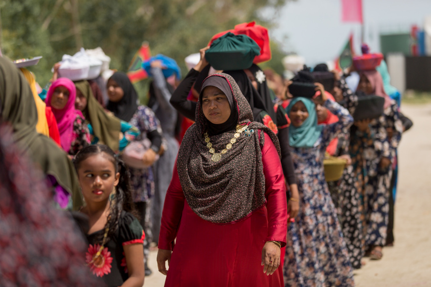 ފީއަލީ އީދު އުފާގެ ތެރެއިން، މެންދުރުގެ ޖާފަތް ހަރުގެ އަށް ގެންދަނީ: މި ޖާފަތުގައި ރަށުގެ ހުރިހާ ގެއަކުން ވަނީ ބައިވެރިވެ، ޖުމްލަ 25 ކޭން ނެރެފައި --- ސަން ފޮޓޯ