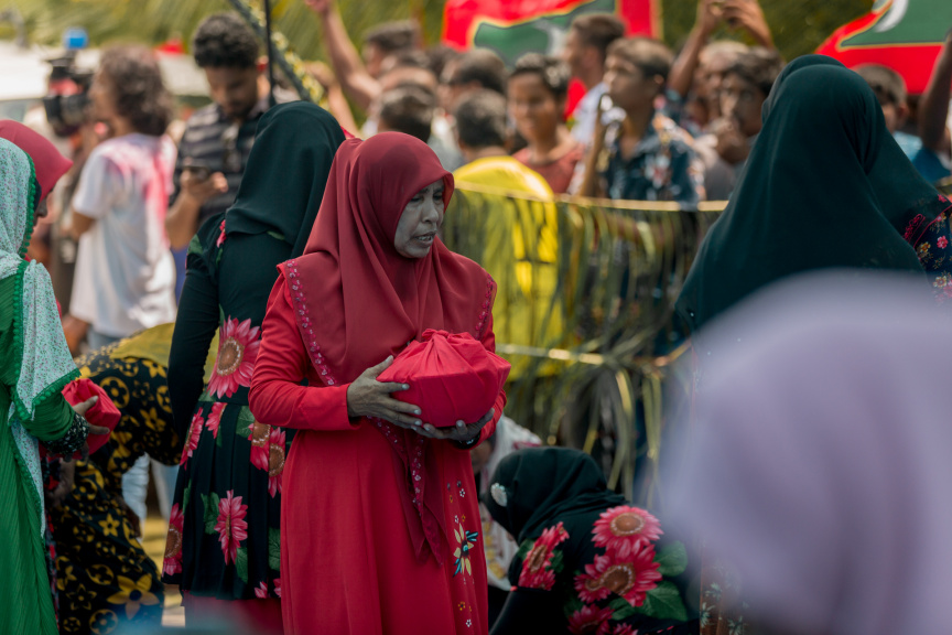 ފީއަލީ އީދު އުފާގެ ތެރެއިން، މެންދުރުގެ ޖާފަތް ހަރުގެ އަށް ގެންދަނީ: މި ޖާފަތުގައި ރަށުގެ ހުރިހާ ގެއަކުން ވަނީ ބައިވެރިވެ، ޖުމްލަ 25 ކޭން ނެރެފައި --- ސަން ފޮޓޯ