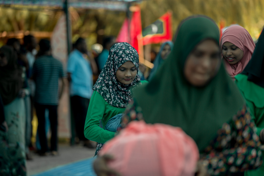 ފީއަލީ އީދު އުފާގެ ތެރެއިން، މެންދުރުގެ ޖާފަތް ހަރުގެ އަށް ގެންދަނީ: މި ޖާފަތުގައި ރަށުގެ ހުރިހާ ގެއަކުން ވަނީ ބައިވެރިވެ، ޖުމްލަ 25 ކޭން ނެރެފައި --- ސަން ފޮޓޯ