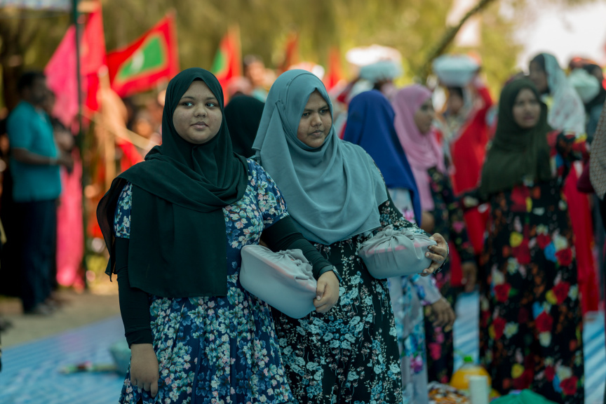 ފީއަލީ އީދު އުފާގެ ތެރެއިން، މެންދުރުގެ ޖާފަތް ހަރުގެ އަށް ގެންދަނީ: މި ޖާފަތުގައި ރަށުގެ ހުރިހާ ގެއަކުން ވަނީ ބައިވެރިވެ، ޖުމްލަ 25 ކޭން ނެރެފައި --- ސަން ފޮޓޯ