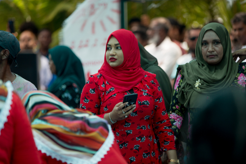 ފީއަލީ އީދު އުފާގެ ތެރެއިން، މެންދުރުގެ ޖާފަތް ހަރުގެ އަށް ގެންދަނީ: މި ޖާފަތުގައި ރަށުގެ ހުރިހާ ގެއަކުން ވަނީ ބައިވެރިވެ، ޖުމްލަ 25 ކޭން ނެރެފައި --- ސަން ފޮޓޯ