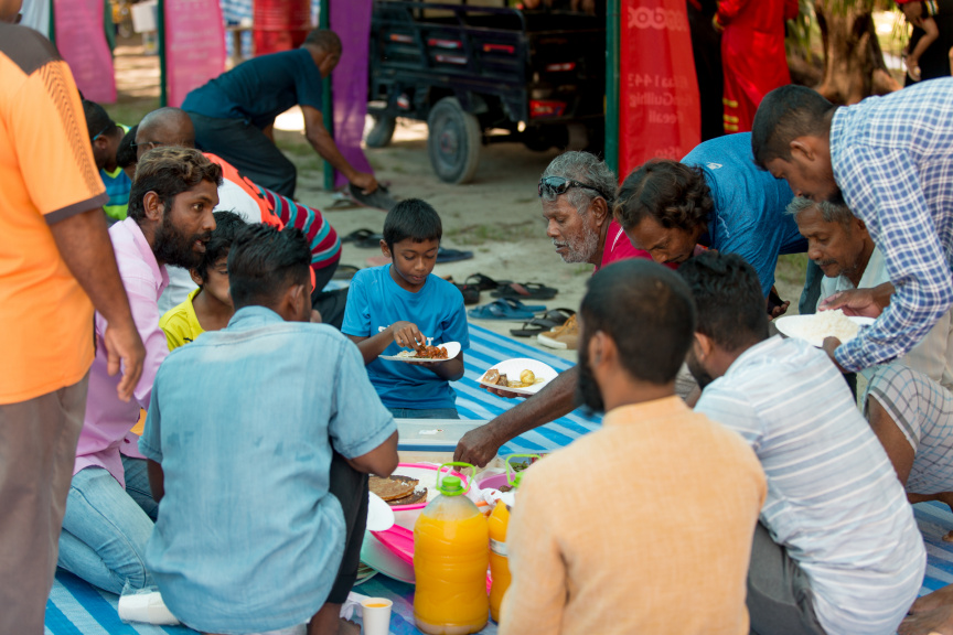 ފީއަލީ އީދު އުފާގެ ތެރެއިން، މެންދުރުގެ ޖާފަތް ހަރުގެ އަށް ގެންދަނީ: މި ޖާފަތުގައި ރަށުގެ ހުރިހާ ގެއަކުން ވަނީ ބައިވެރިވެ، ޖުމްލަ 25 ކޭން ނެރެފައި --- ސަން ފޮޓޯ