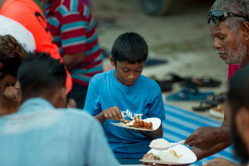 ފީއަލީ އީދު އުފާގެ ތެރެއިން، މެންދުރުގެ ޖާފަތް ހަރުގެ އަށް ގެންދަނީ: މި ޖާފަތުގައި ރަށުގެ ހުރިހާ ގެއަކުން ވަނީ ބައިވެރިވެ، ޖުމްލަ 25 ކޭން ނެރެފައި --- ސަން ފޮޓޯ