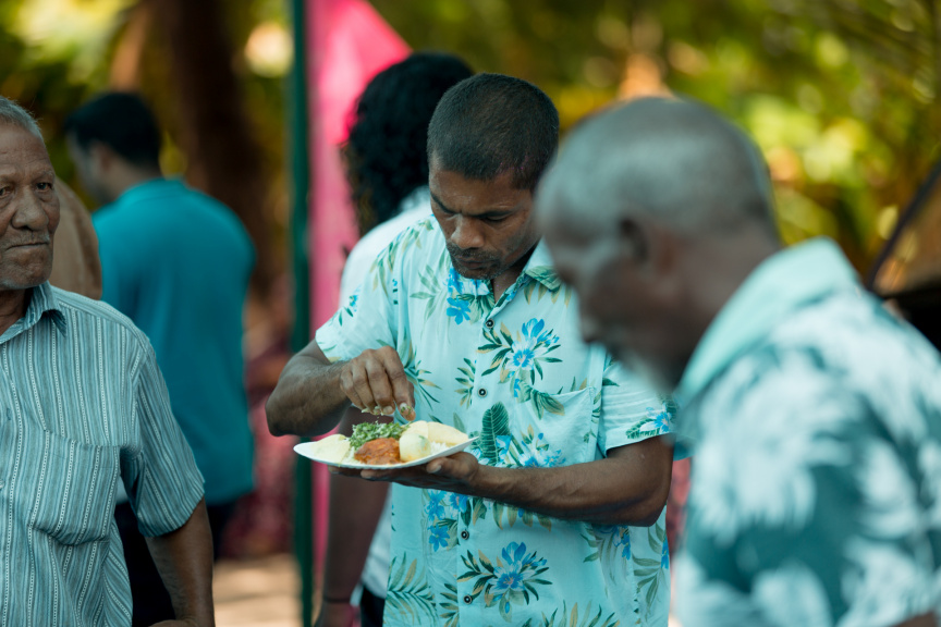 ފީއަލީ އީދު އުފާގެ ތެރެއިން، މެންދުރުގެ ޖާފަތް ހަރުގެ އަށް ގެންދަނީ: މި ޖާފަތުގައި ރަށުގެ ހުރިހާ ގެއަކުން ވަނީ ބައިވެރިވެ، ޖުމްލަ 25 ކޭން ނެރެފައި --- ސަން ފޮޓޯ