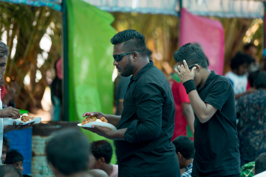 ފީއަލީ އީދު އުފާގެ ތެރެއިން، މެންދުރުގެ ޖާފަތް ހަރުގެ އަށް ގެންދަނީ: މި ޖާފަތުގައި ރަށުގެ ހުރިހާ ގެއަކުން ވަނީ ބައިވެރިވެ، ޖުމްލަ 25 ކޭން ނެރެފައި --- ސަން ފޮޓޯ