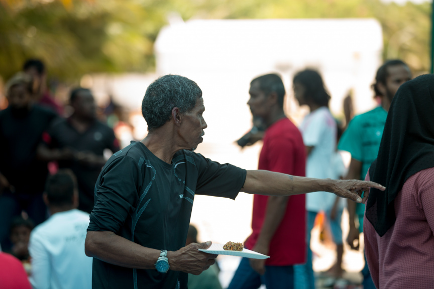 ފީއަލީ އީދު އުފާގެ ތެރެއިން، މެންދުރުގެ ޖާފަތް ހަރުގެ އަށް ގެންދަނީ: މި ޖާފަތުގައި ރަށުގެ ހުރިހާ ގެއަކުން ވަނީ ބައިވެރިވެ، ޖުމްލަ 25 ކޭން ނެރެފައި --- ސަން ފޮޓޯ