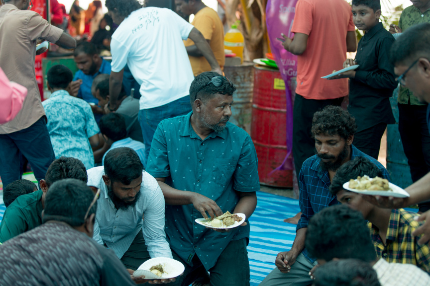 ފީއަލީ އީދު އުފާގެ ތެރެއިން، މެންދުރުގެ ޖާފަތް ހަރުގެ އަށް ގެންދަނީ: މި ޖާފަތުގައި ރަށުގެ ހުރިހާ ގެއަކުން ވަނީ ބައިވެރިވެ، ޖުމްލަ 25 ކޭން ނެރެފައި --- ސަން ފޮޓޯ