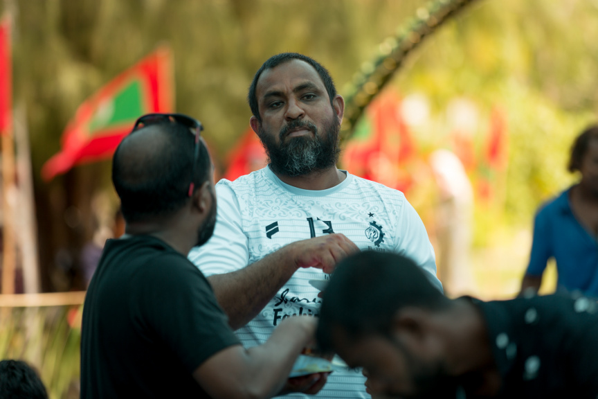 ފީއަލީ އީދު އުފާގެ ތެރެއިން، މެންދުރުގެ ޖާފަތް ހަރުގެ އަށް ގެންދަނީ: މި ޖާފަތުގައި ރަށުގެ ހުރިހާ ގެއަކުން ވަނީ ބައިވެރިވެ، ޖުމްލަ 25 ކޭން ނެރެފައި --- ސަން ފޮޓޯ