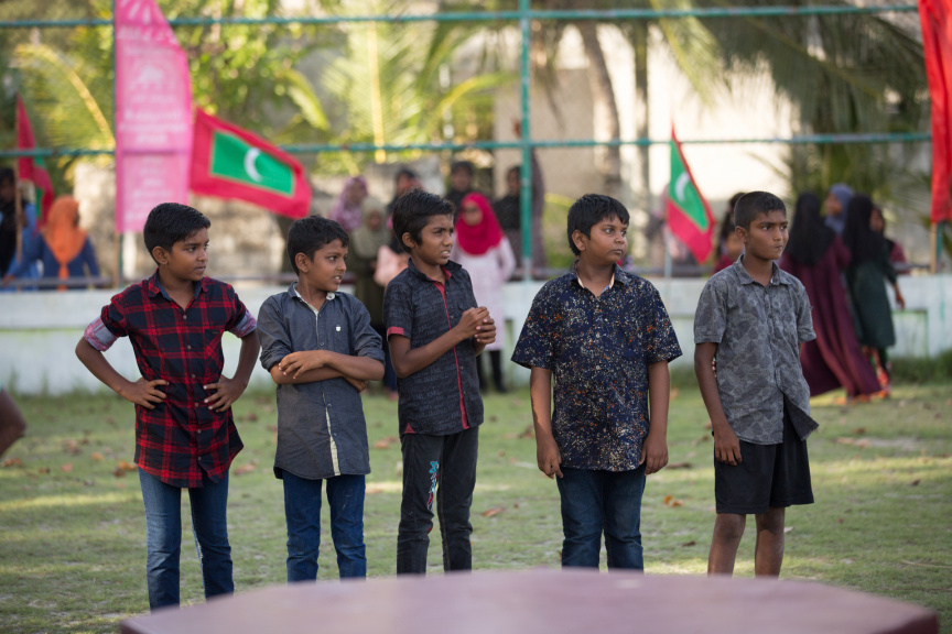 ފީއަލީ އީދު އުފާގެ ތެރެއިން، ހަވީރު ކުރިއަށް ދިޔަ ކުޅިވަރުގެ ހަރަކާތްތައް: މި ހަރަކާތުގައި ރަށުގެ ކުޑަ ކުދިންނާއި، ބޮޑެތި މީހުންނަށް އަމާޒުކޮށްގެން ތަފާތު އެކި ކުޅިވަރުތައް ކުރިއަށް ގެންދިޔަ --- ސަން ފޮޓޯ