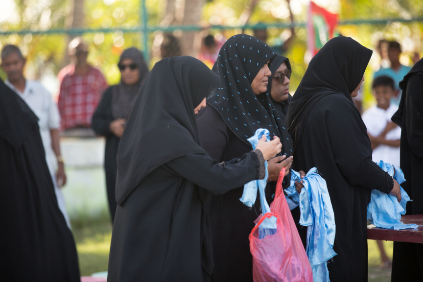 ފީއަލީ އީދު އުފާގެ ތެރެއިން، ހަވީރު ކުރިއަށް ދިޔަ ކުޅިވަރުގެ ހަރަކާތްތައް: މި ހަރަކާތުގައި ރަށުގެ ކުޑަ ކުދިންނާއި، ބޮޑެތި މީހުންނަށް އަމާޒުކޮށްގެން ތަފާތު އެކި ކުޅިވަރުތައް ކުރިއަށް ގެންދިޔަ --- ސަން ފޮޓޯ