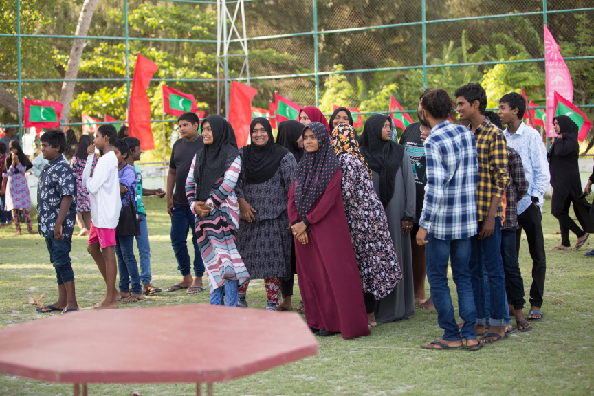 ފީއަލީ އީދު އުފާގެ ތެރެއިން، ހަވީރު ކުރިއަށް ދިޔަ ކުޅިވަރުގެ ހަރަކާތްތައް: މި ހަރަކާތުގައި ރަށުގެ ކުޑަ ކުދިންނާއި، ބޮޑެތި މީހުންނަށް އަމާޒުކޮށްގެން ތަފާތު އެކި ކުޅިވަރުތައް ކުރިއަށް ގެންދިޔަ --- ސަން ފޮޓޯ