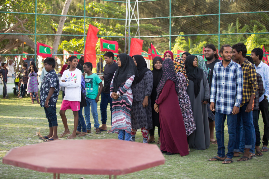 ފީއަލީ އީދު އުފާގެ ތެރެއިން، ހަވީރު ކުރިއަށް ދިޔަ ކުޅިވަރުގެ ހަރަކާތްތައް: މި ހަރަކާތުގައި ރަށުގެ ކުޑަ ކުދިންނާއި، ބޮޑެތި މީހުންނަށް އަމާޒުކޮށްގެން ތަފާތު އެކި ކުޅިވަރުތައް ކުރިއަށް ގެންދިޔަ --- ސަން ފޮޓޯ