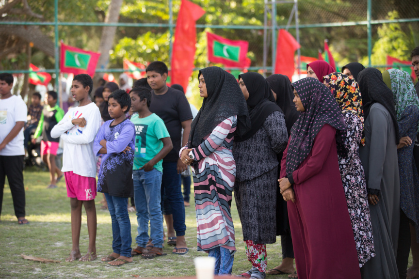 ފީއަލީ އީދު އުފާގެ ތެރެއިން، ހަވީރު ކުރިއަށް ދިޔަ ކުޅިވަރުގެ ހަރަކާތްތައް: މި ހަރަކާތުގައި ރަށުގެ ކުޑަ ކުދިންނާއި، ބޮޑެތި މީހުންނަށް އަމާޒުކޮށްގެން ތަފާތު އެކި ކުޅިވަރުތައް ކުރިއަށް ގެންދިޔަ --- ސަން ފޮޓޯ