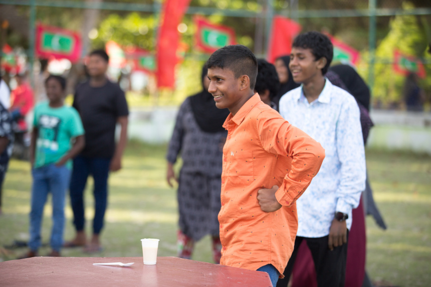 ފީއަލީ އީދު އުފާގެ ތެރެއިން، ހަވީރު ކުރިއަށް ދިޔަ ކުޅިވަރުގެ ހަރަކާތްތައް: މި ހަރަކާތުގައި ރަށުގެ ކުޑަ ކުދިންނާއި، ބޮޑެތި މީހުންނަށް އަމާޒުކޮށްގެން ތަފާތު އެކި ކުޅިވަރުތައް ކުރިއަށް ގެންދިޔަ --- ސަން ފޮޓޯ