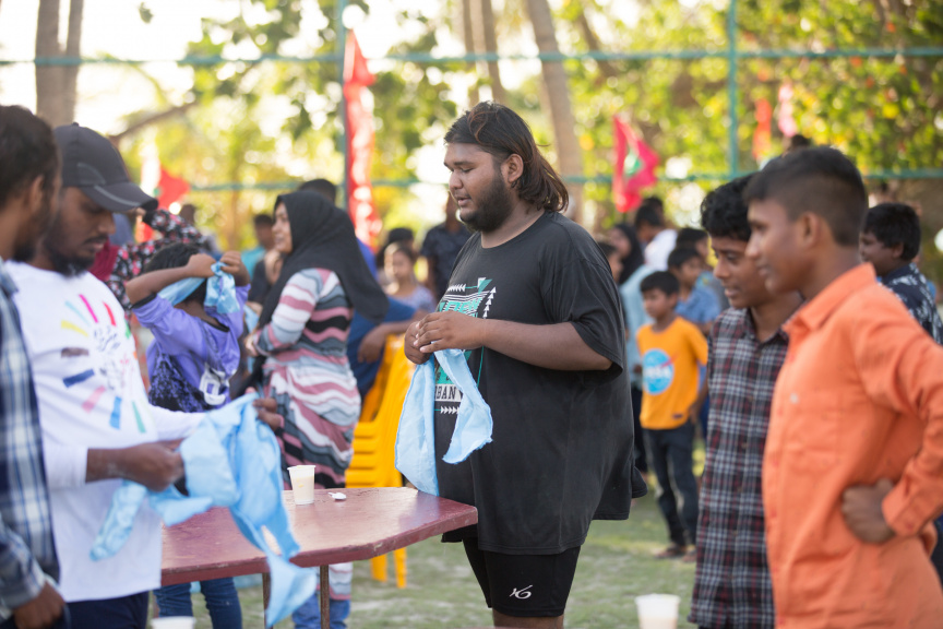 ފީއަލީ އީދު އުފާގެ ތެރެއިން، ހަވީރު ކުރިއަށް ދިޔަ ކުޅިވަރުގެ ހަރަކާތްތައް: މި ހަރަކާތުގައި ރަށުގެ ކުޑަ ކުދިންނާއި، ބޮޑެތި މީހުންނަށް އަމާޒުކޮށްގެން ތަފާތު އެކި ކުޅިވަރުތައް ކުރިއަށް ގެންދިޔަ --- ސަން ފޮޓޯ