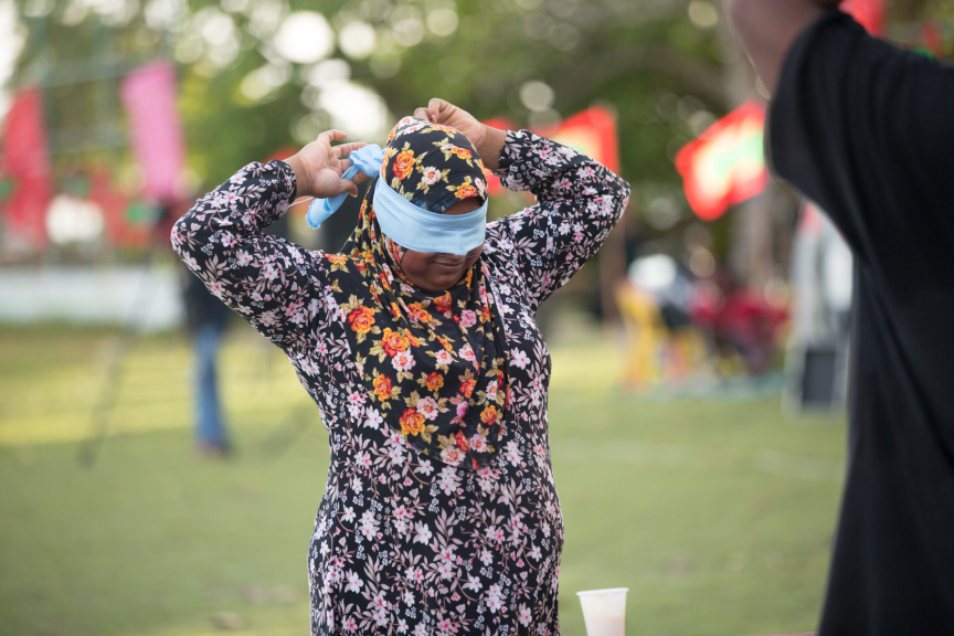 ފީއަލީ އީދު އުފާގެ ތެރެއިން، ހަވީރު ކުރިއަށް ދިޔަ ކުޅިވަރުގެ ހަރަކާތްތައް: މި ހަރަކާތުގައި ރަށުގެ ކުޑަ ކުދިންނާއި، ބޮޑެތި މީހުންނަށް އަމާޒުކޮށްގެން ތަފާތު އެކި ކުޅިވަރުތައް ކުރިއަށް ގެންދިޔަ --- ސަން ފޮޓޯ