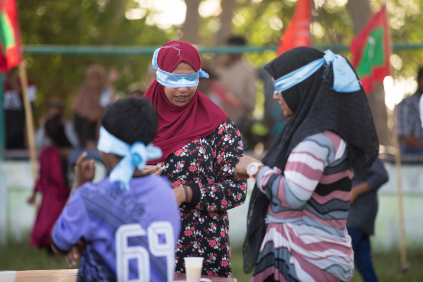 ފީއަލީ އީދު އުފާގެ ތެރެއިން، ހަވީރު ކުރިއަށް ދިޔަ ކުޅިވަރުގެ ހަރަކާތްތައް: މި ހަރަކާތުގައި ރަށުގެ ކުޑަ ކުދިންނާއި، ބޮޑެތި މީހުންނަށް އަމާޒުކޮށްގެން ތަފާތު އެކި ކުޅިވަރުތައް ކުރިއަށް ގެންދިޔަ --- ސަން ފޮޓޯ