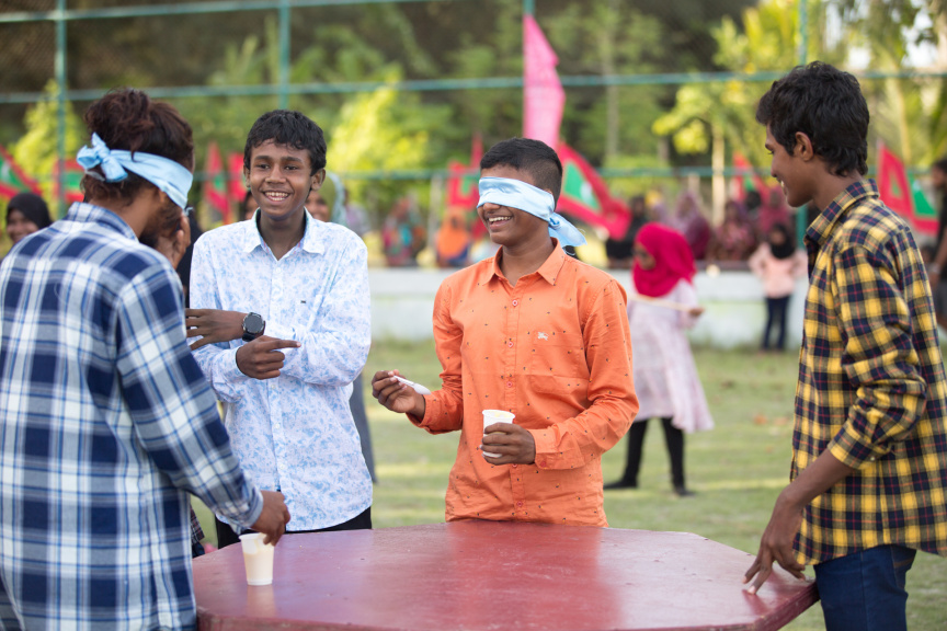 ފީއަލީ އީދު އުފާގެ ތެރެއިން، ހަވީރު ކުރިއަށް ދިޔަ ކުޅިވަރުގެ ހަރަކާތްތައް: މި ހަރަކާތުގައި ރަށުގެ ކުޑަ ކުދިންނާއި، ބޮޑެތި މީހުންނަށް އަމާޒުކޮށްގެން ތަފާތު އެކި ކުޅިވަރުތައް ކުރިއަށް ގެންދިޔަ --- ސަން ފޮޓޯ