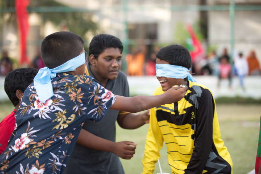 ފީއަލީ އީދު އުފާގެ ތެރެއިން، ހަވީރު ކުރިއަށް ދިޔަ ކުޅިވަރުގެ ހަރަކާތްތައް: މި ހަރަކާތުގައި ރަށުގެ ކުޑަ ކުދިންނާއި، ބޮޑެތި މީހުންނަށް އަމާޒުކޮށްގެން ތަފާތު އެކި ކުޅިވަރުތައް ކުރިއަށް ގެންދިޔަ --- ސަން ފޮޓޯ