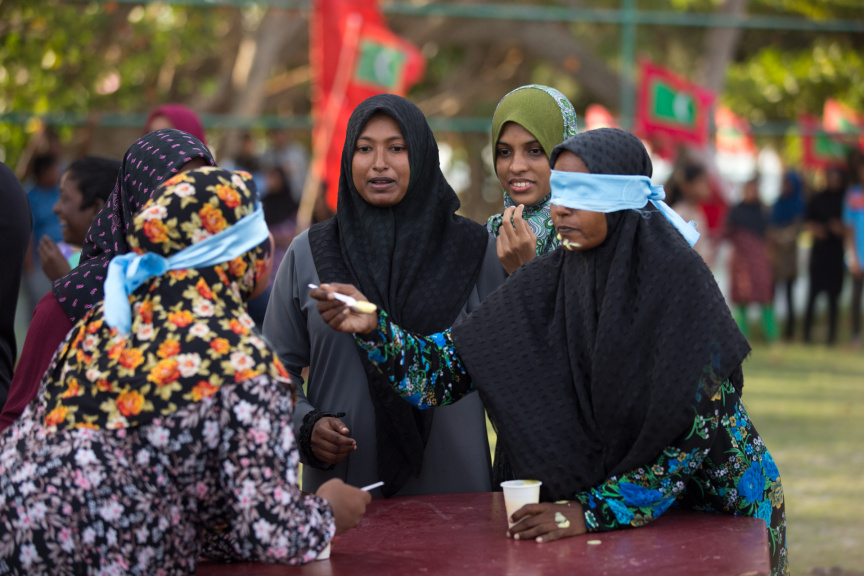 ފީއަލީ އީދު އުފާގެ ތެރެއިން، ހަވީރު ކުރިއަށް ދިޔަ ކުޅިވަރުގެ ހަރަކާތްތައް: މި ހަރަކާތުގައި ރަށުގެ ކުޑަ ކުދިންނާއި، ބޮޑެތި މީހުންނަށް އަމާޒުކޮށްގެން ތަފާތު އެކި ކުޅިވަރުތައް ކުރިއަށް ގެންދިޔަ --- ސަން ފޮޓޯ