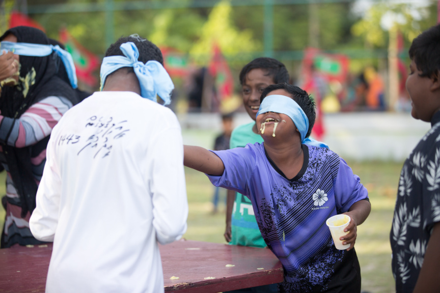 ފީއަލީ އީދު އުފާގެ ތެރެއިން، ހަވީރު ކުރިއަށް ދިޔަ ކުޅިވަރުގެ ހަރަކާތްތައް: މި ހަރަކާތުގައި ރަށުގެ ކުޑަ ކުދިންނާއި، ބޮޑެތި މީހުންނަށް އަމާޒުކޮށްގެން ތަފާތު އެކި ކުޅިވަރުތައް ކުރިއަށް ގެންދިޔަ --- ސަން ފޮޓޯ