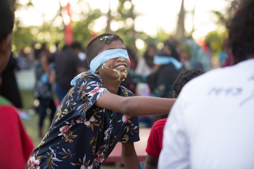 ފީއަލީ އީދު އުފާގެ ތެރެއިން، ހަވީރު ކުރިއަށް ދިޔަ ކުޅިވަރުގެ ހަރަކާތްތައް: މި ހަރަކާތުގައި ރަށުގެ ކުޑަ ކުދިންނާއި، ބޮޑެތި މީހުންނަށް އަމާޒުކޮށްގެން ތަފާތު އެކި ކުޅިވަރުތައް ކުރިއަށް ގެންދިޔަ --- ސަން ފޮޓޯ