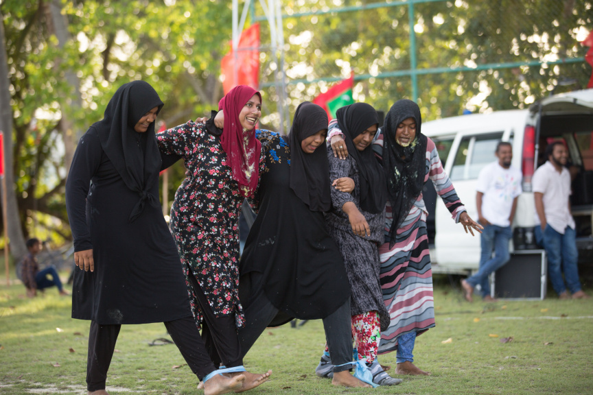 ފީއަލީ އީދު އުފާގެ ތެރެއިން، ހަވީރު ކުރިއަށް ދިޔަ ކުޅިވަރުގެ ހަރަކާތްތައް: މި ހަރަކާތުގައި ރަށުގެ ކުޑަ ކުދިންނާއި، ބޮޑެތި މީހުންނަށް އަމާޒުކޮށްގެން ތަފާތު އެކި ކުޅިވަރުތައް ކުރިއަށް ގެންދިޔަ --- ސަން ފޮޓޯ