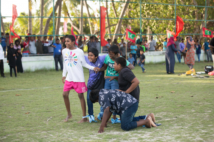 ފީއަލީ އީދު އުފާގެ ތެރެއިން، ހަވީރު ކުރިއަށް ދިޔަ ކުޅިވަރުގެ ހަރަކާތްތައް: މި ހަރަކާތުގައި ރަށުގެ ކުޑަ ކުދިންނާއި، ބޮޑެތި މީހުންނަށް އަމާޒުކޮށްގެން ތަފާތު އެކި ކުޅިވަރުތައް ކުރިއަށް ގެންދިޔަ --- ސަން ފޮޓޯ