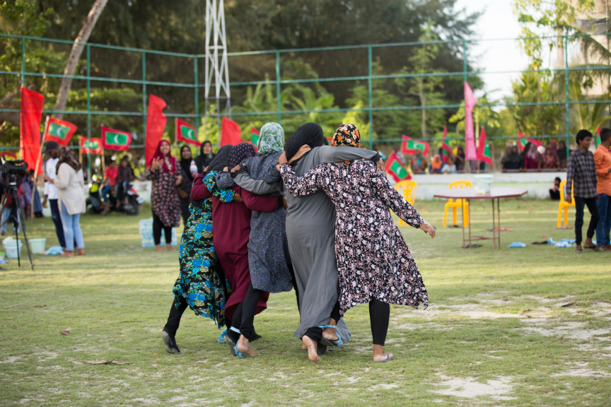 ފީއަލީ އީދު އުފާގެ ތެރެއިން، ހަވީރު ކުރިއަށް ދިޔަ ކުޅިވަރުގެ ހަރަކާތްތައް: މި ހަރަކާތުގައި ރަށުގެ ކުޑަ ކުދިންނާއި، ބޮޑެތި މީހުންނަށް އަމާޒުކޮށްގެން ތަފާތު އެކި ކުޅިވަރުތައް ކުރިއަށް ގެންދިޔަ --- ސަން ފޮޓޯ